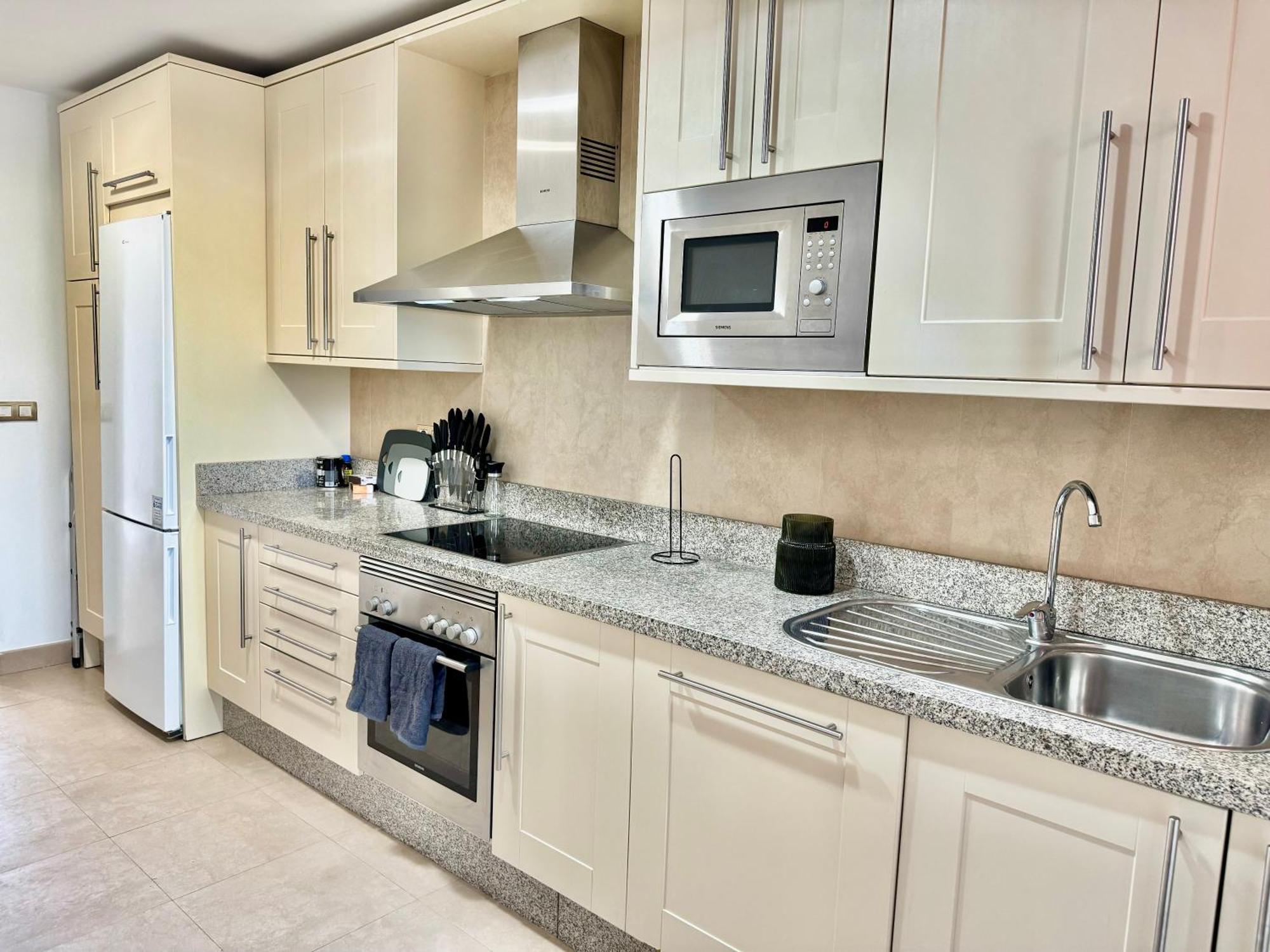 Piso De Lujo Totalmente Equipado A Estrenar Para 6 Estepona Exteriér fotografie